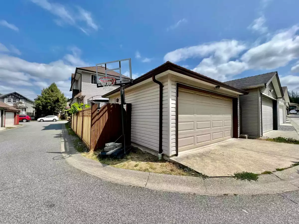 Backyard Photo of 24282 101a Avenue, Maple Ridge, BC