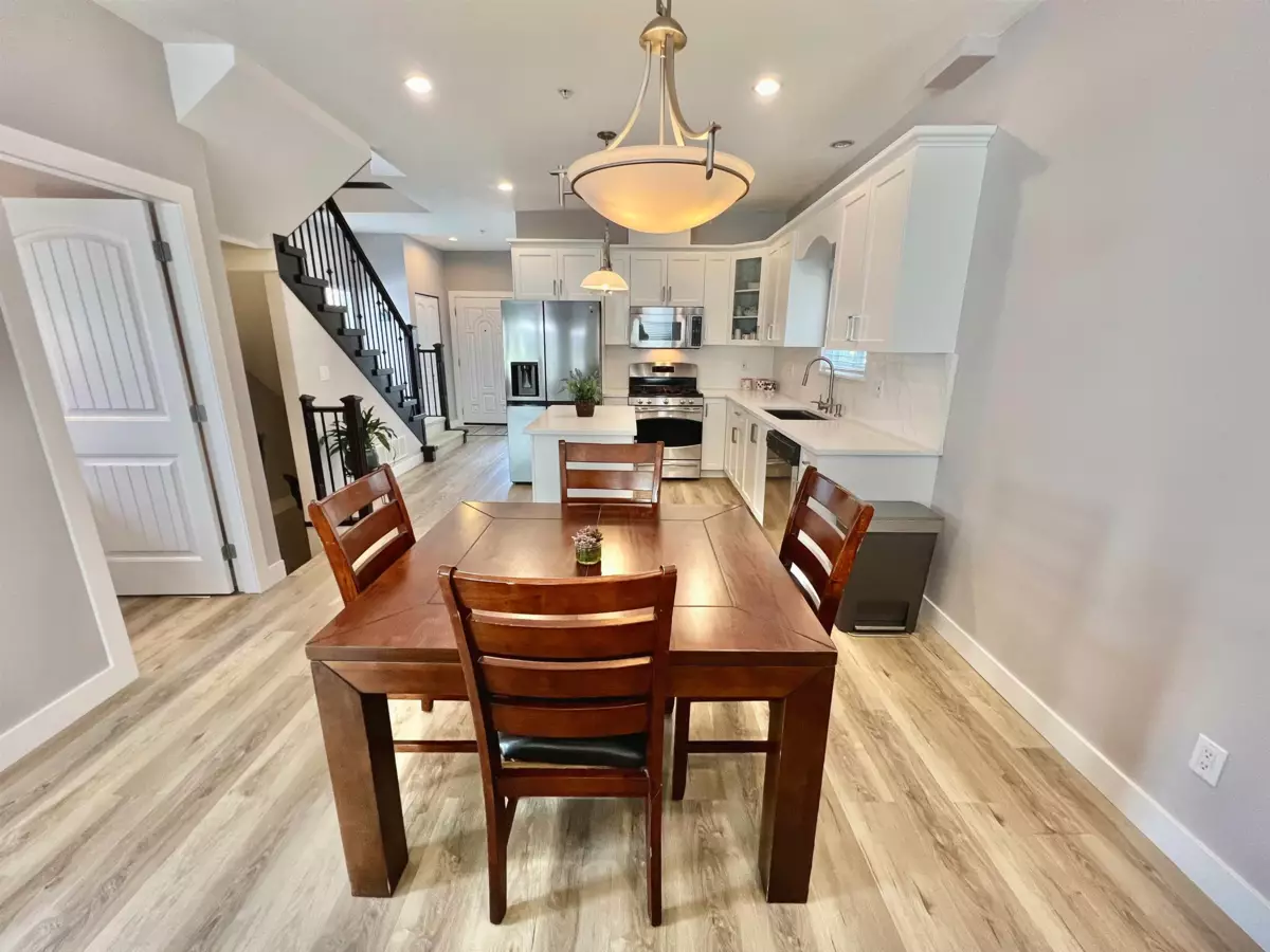 Breakfast Nook Photo of 24282 101a Avenue, Maple Ridge, BC