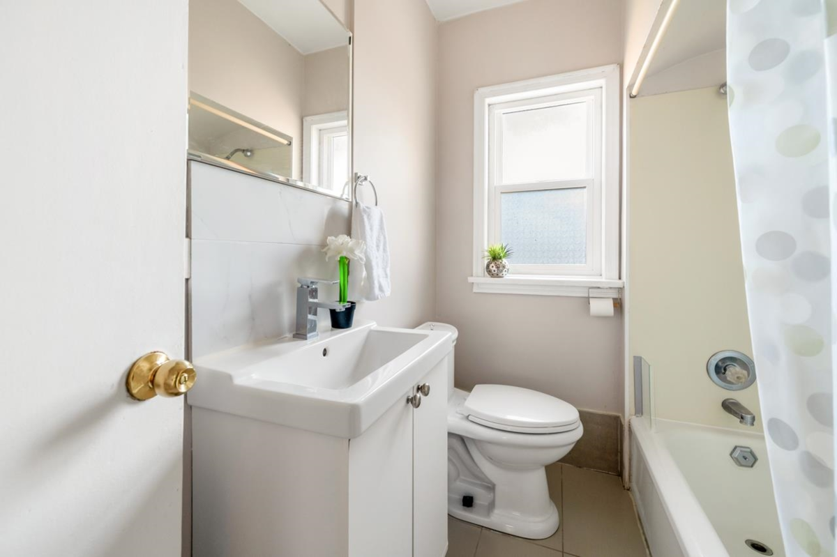 Breakfast Nook Photo of 1032 E 49th Avenue, Vancouver, BC