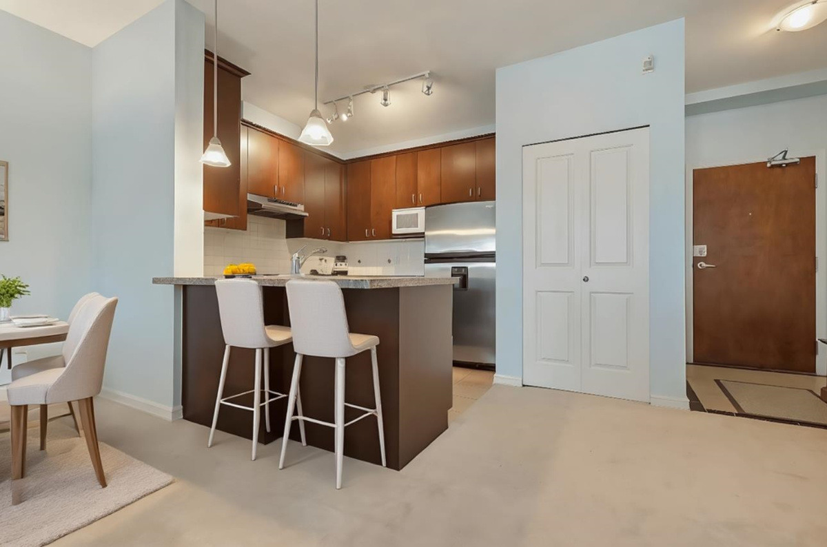 Kitchen Photo of 107 1551 Foster Street, White Rock, BC