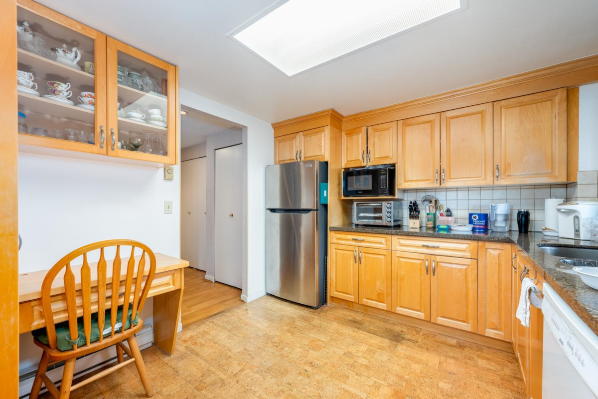 Kitchen Island Photo of 1601 6282 Kathleen Avenue, Burnaby, BC