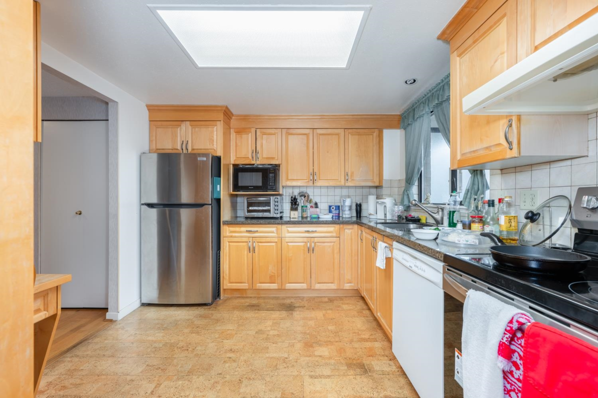 Kitchen Photo of 1601 6282 Kathleen Avenue, Burnaby, BC