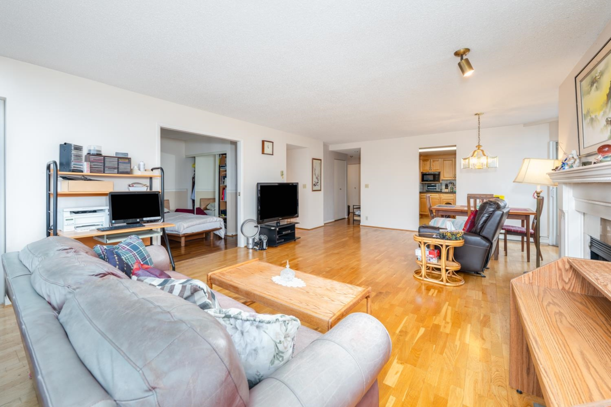 Primary Bathroom Photo of 1601 6282 Kathleen Avenue, Burnaby, BC