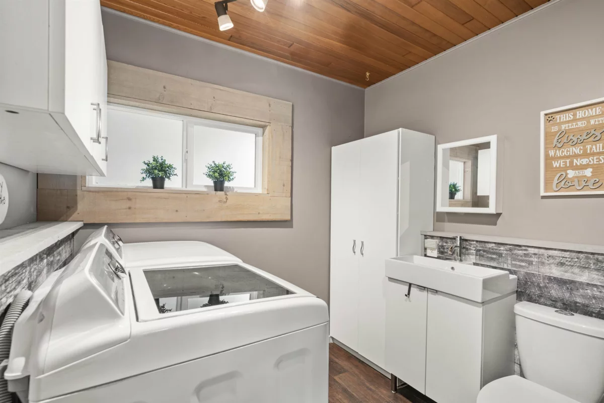 Guest Bathroom Photo of 1752 Cedar Place, Agassiz, BC