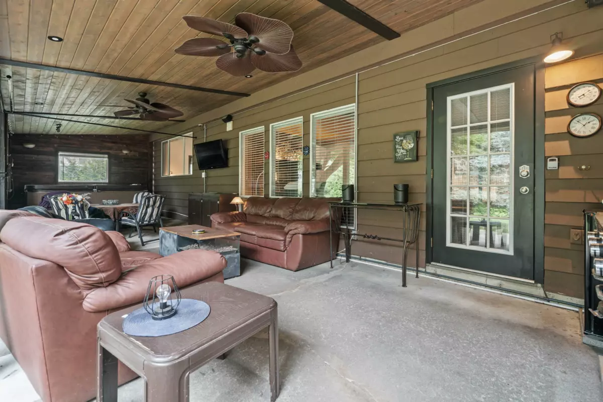 Outdoor Deck Photo of 1752 Cedar Place, Agassiz, BC