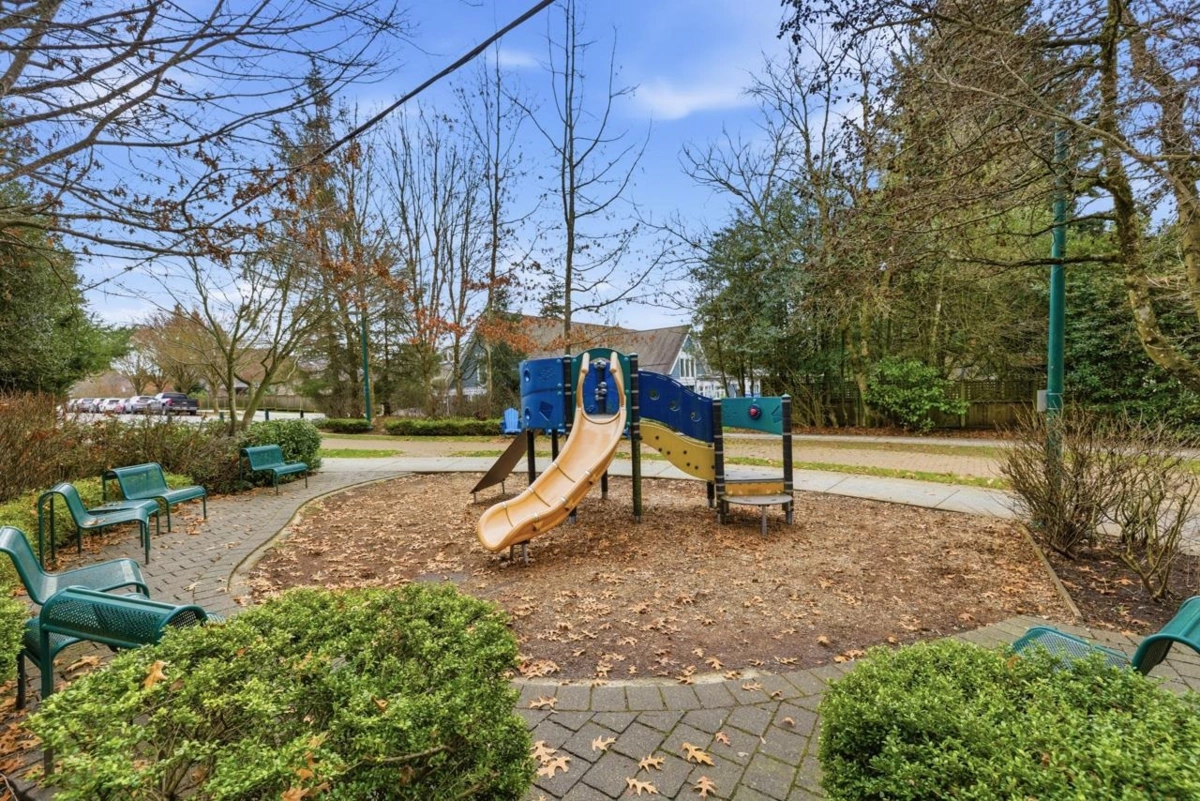 Backyard Photo of 310 E 14th Street, North Vancouver, BC