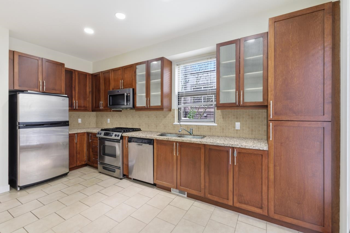 Kitchen Island Photo of 310 E 14th Street, North Vancouver, BC