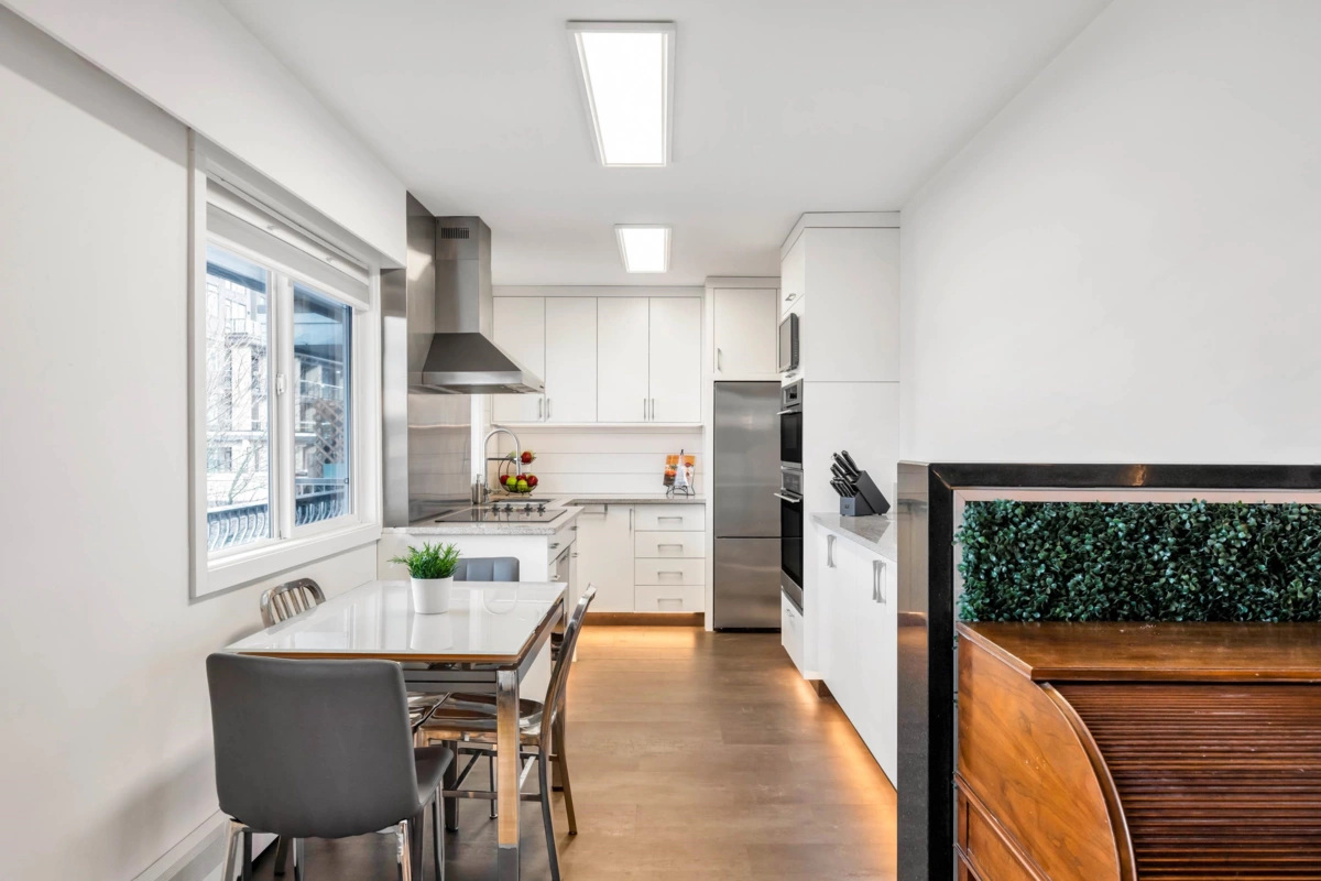 Kitchen Island Photo of 325 17707 57a Avenue, Surrey, BC