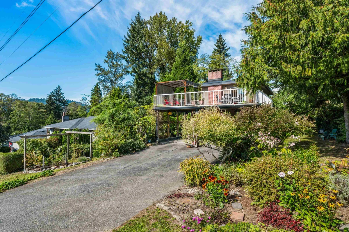 Hallway Photo of 935 Stardale Avenue, Coquitlam, BC