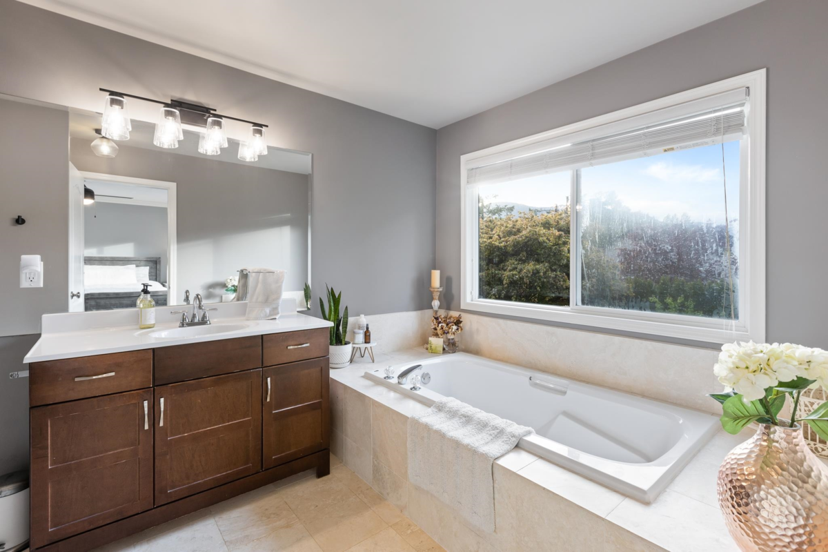 Front Yard Photo of 511 Cottonwood Avenue, Harrison Hot Springs, BC