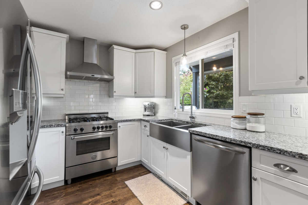 Primary Bathroom Photo of 511 Cottonwood Avenue, Harrison Hot Springs, BC