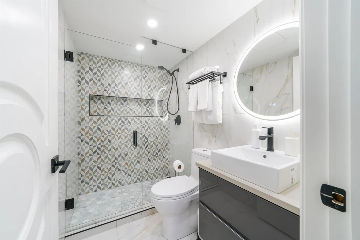 Kitchen Photo of 707 1166 Melville Street, Vancouver, BC