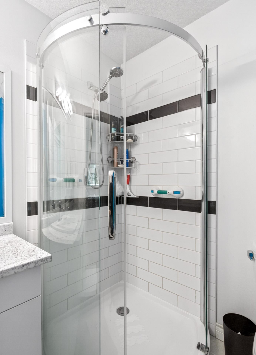 Front Yard Photo of 307 33675 Marshall Road, Abbotsford, BC