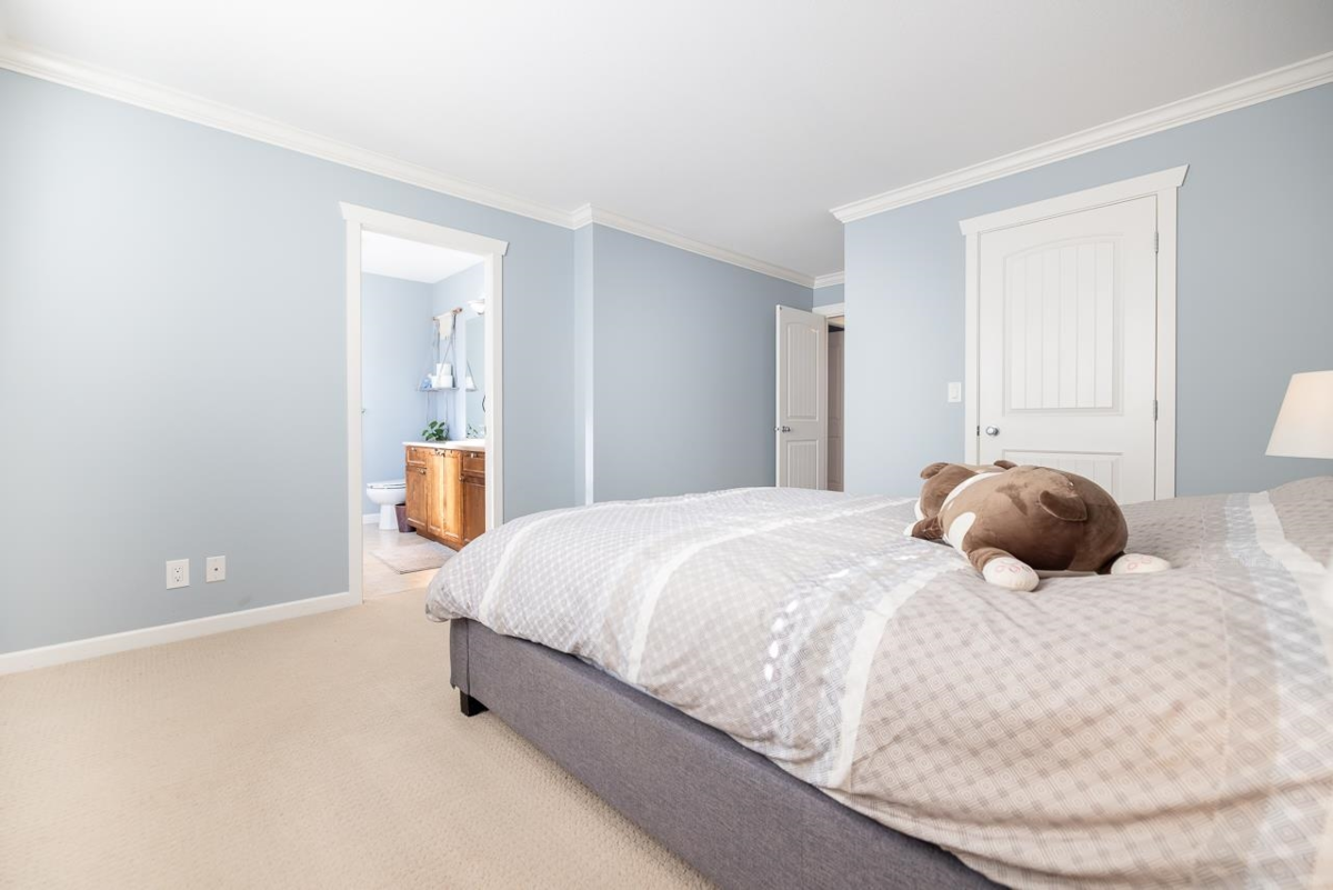 Entry Foyer Photo of 18940 72 Avenue, Surrey, BC