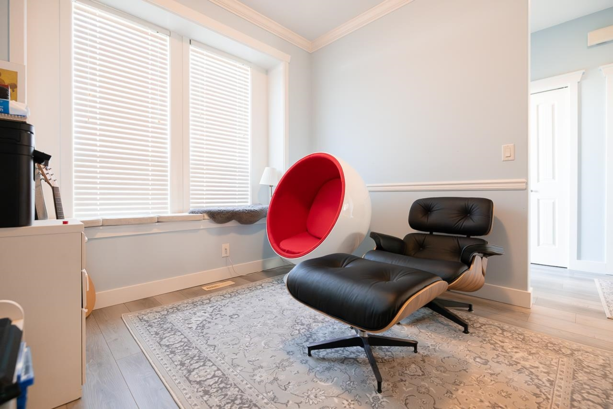 Family Room Photo of 18940 72 Avenue, Surrey, BC