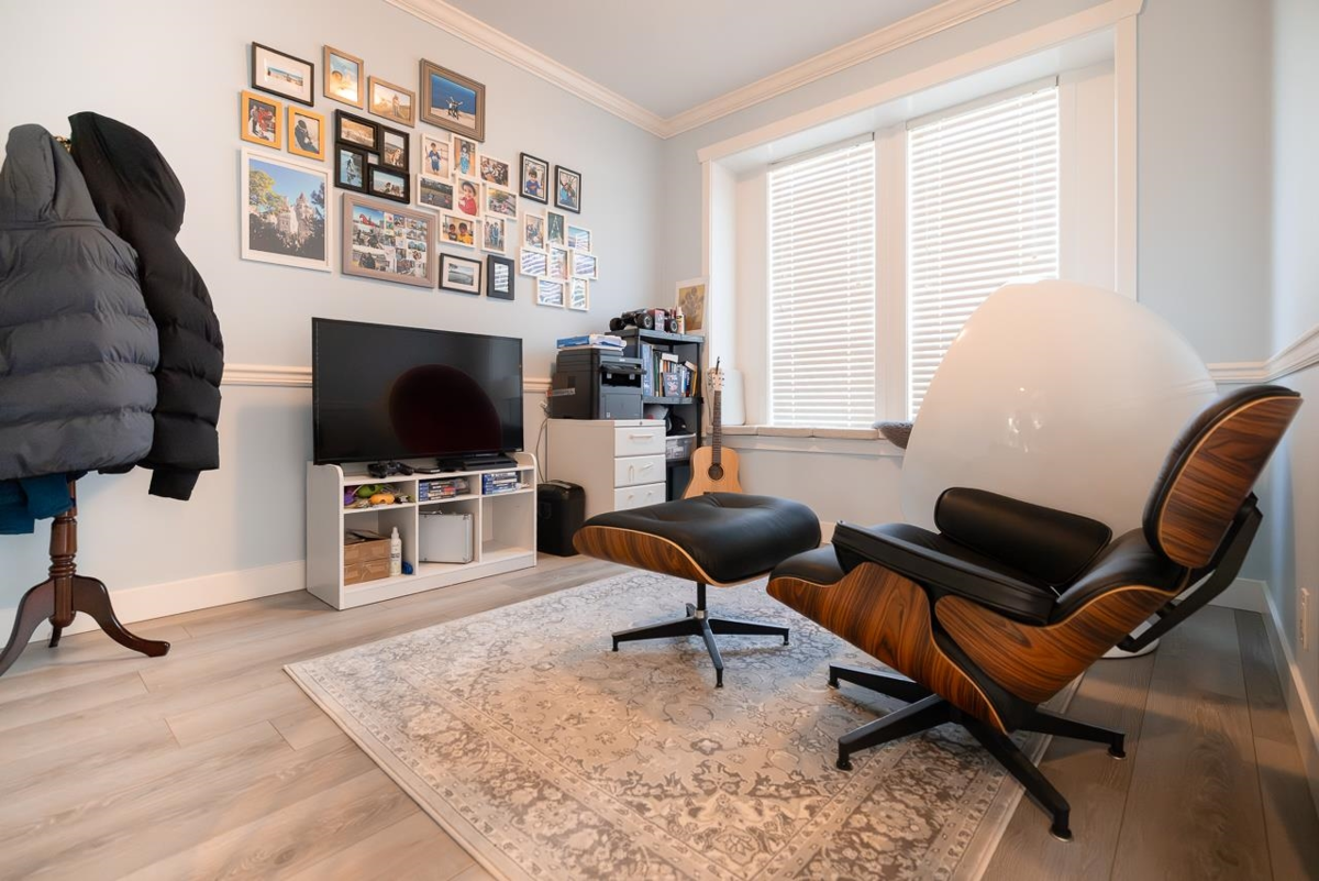 Living Room Photo of 18940 72 Avenue, Surrey, BC