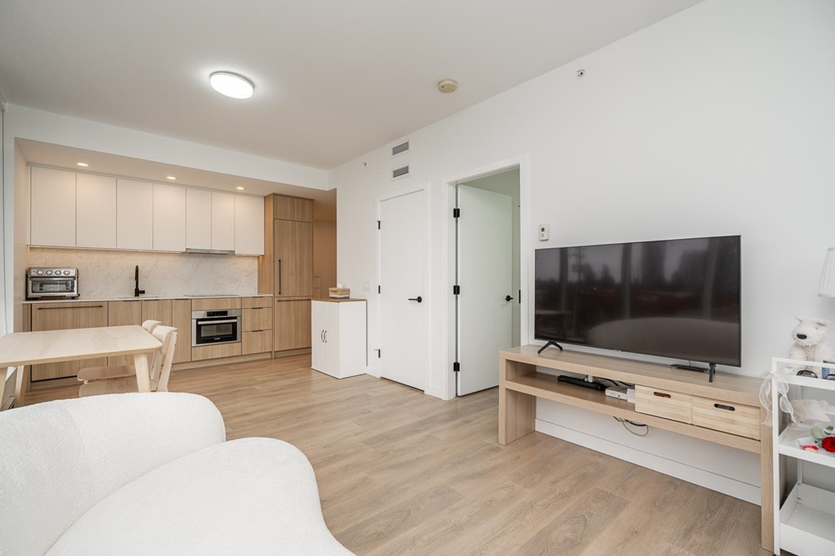 Kitchen Photo of 205 13685 102 Avenue, Surrey, BC