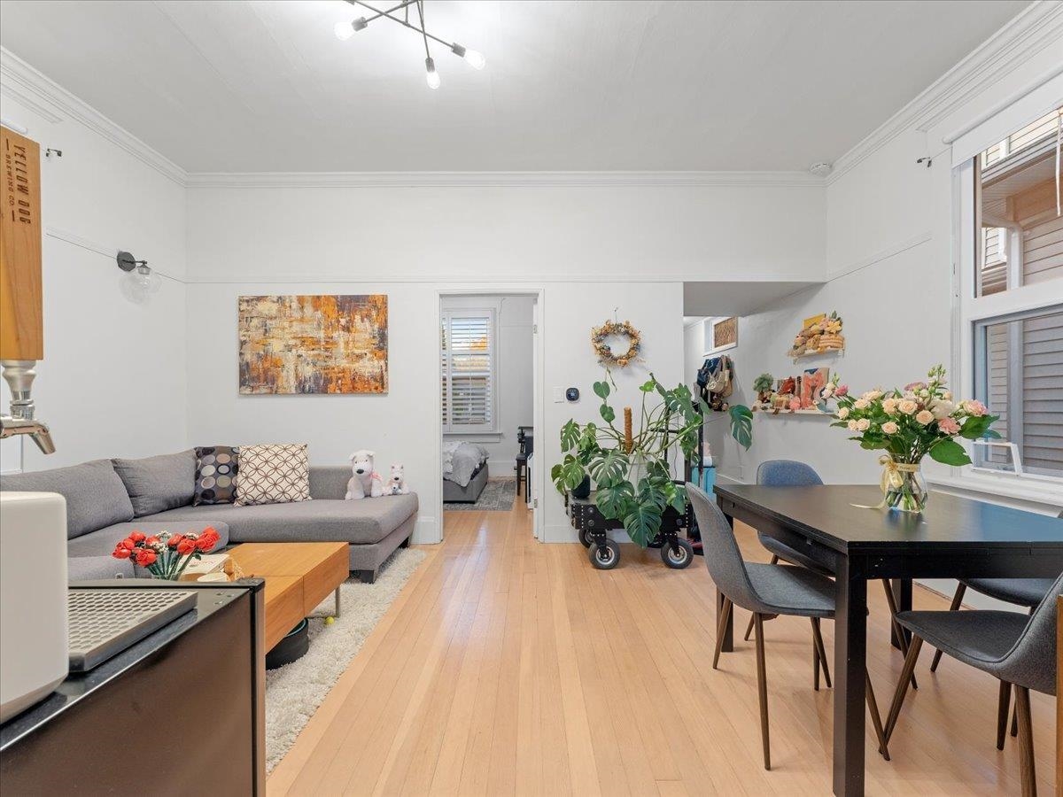 Kitchen Island Photo of 1016 Tenth Avenue, New Westminster, BC