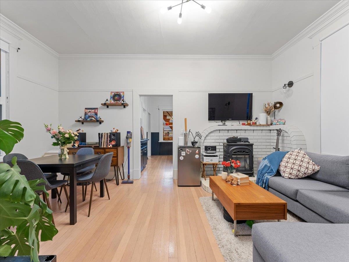 Kitchen Photo of 1016 Tenth Avenue, New Westminster, BC