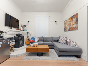 Family Room Photo of 1016 Tenth Avenue, New Westminster, BC