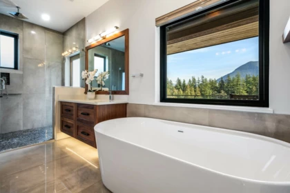 Entry Foyer Photo of 309 Munroe Avenue, Cultus Lake, BC