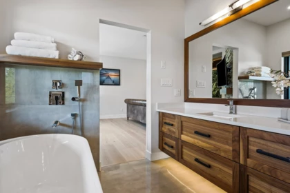 Hallway Photo of 309 Munroe Avenue, Cultus Lake, BC
