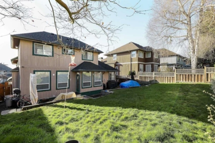 Front Yard Photo of 15376 Sequoia Drive, Surrey, BC