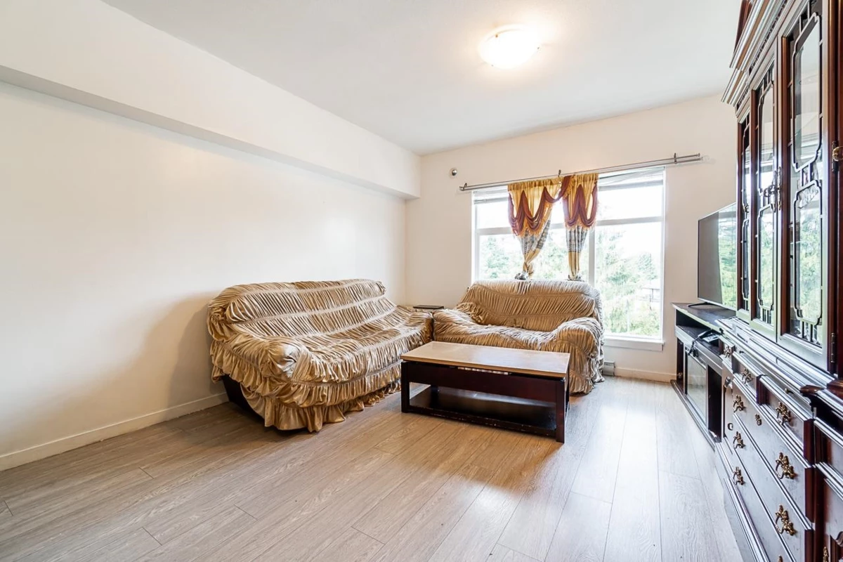 Family Room Photo of 401 13728 108 Avenue, Surrey, BC