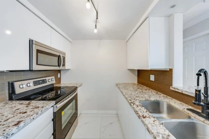 2401 9603 Manchester Drive, Burnaby, BC, Burnaby — Apartment/Condo for sale
