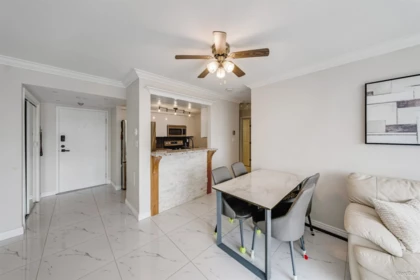2401 9603 Manchester Drive, Burnaby, BC, Burnaby — Apartment/Condo for sale