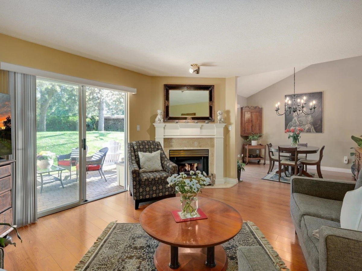 Dining Area Photo of 136 16275 15 Avenue, Surrey, BC