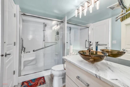 Primary Bathroom Photo of 208 333 E 1st Street, North Vancouver, BC