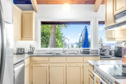 Breakfast Nook Photo of 4663 Woodridge Place, West Vancouver, BC