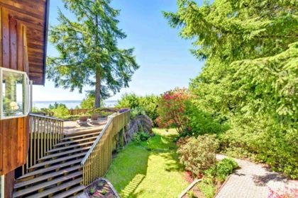 Entry Foyer Photo of 4663 Woodridge Place, West Vancouver, BC