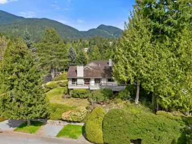 Swimming Pool Photo of 4724 Woodburn Court, West Vancouver, BC