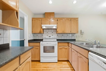 Laundry Room Photo of 11915 238a Street, Maple Ridge, BC