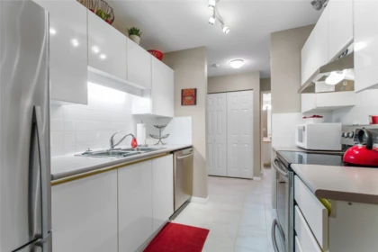 Primary Bathroom Photo of 103 15375 17 Avenue, Surrey, BC