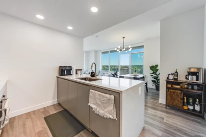 1304 4433 Alaska Street, Burnaby, BC, Burnaby — Apartment/Condo for sale