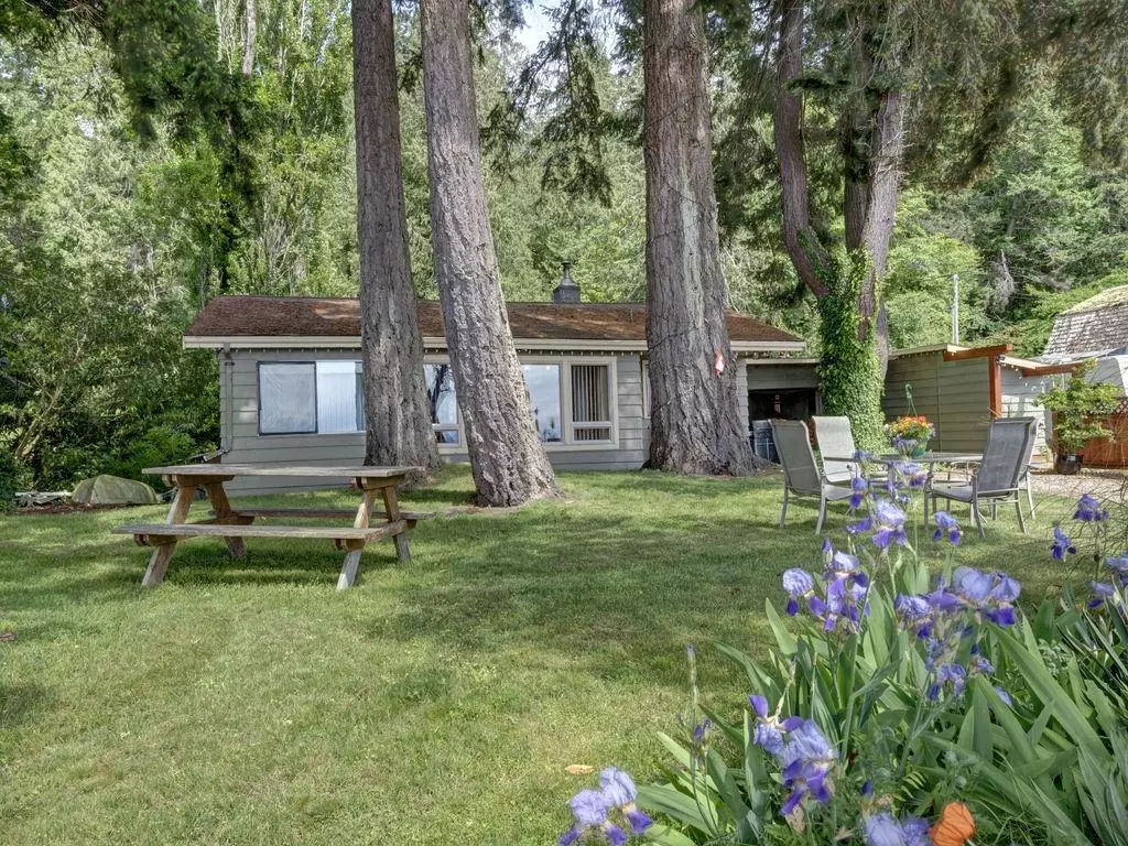 Family Room Photo of 8622 Espl Merry Island, Halfmoon Bay, BC