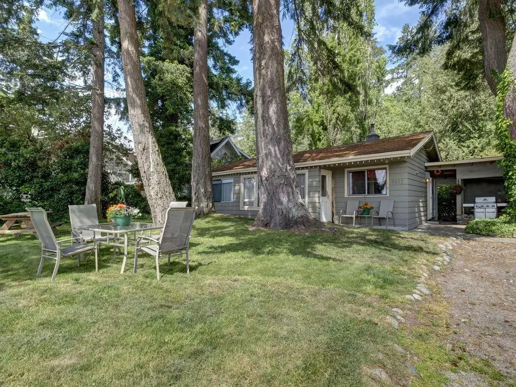 Living Room Photo of 8622 Espl Merry Island, Halfmoon Bay, BC