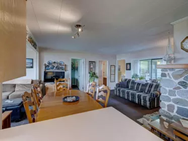 Kitchen Island Photo of 8622 Espl Merry Island, Halfmoon Bay, BC