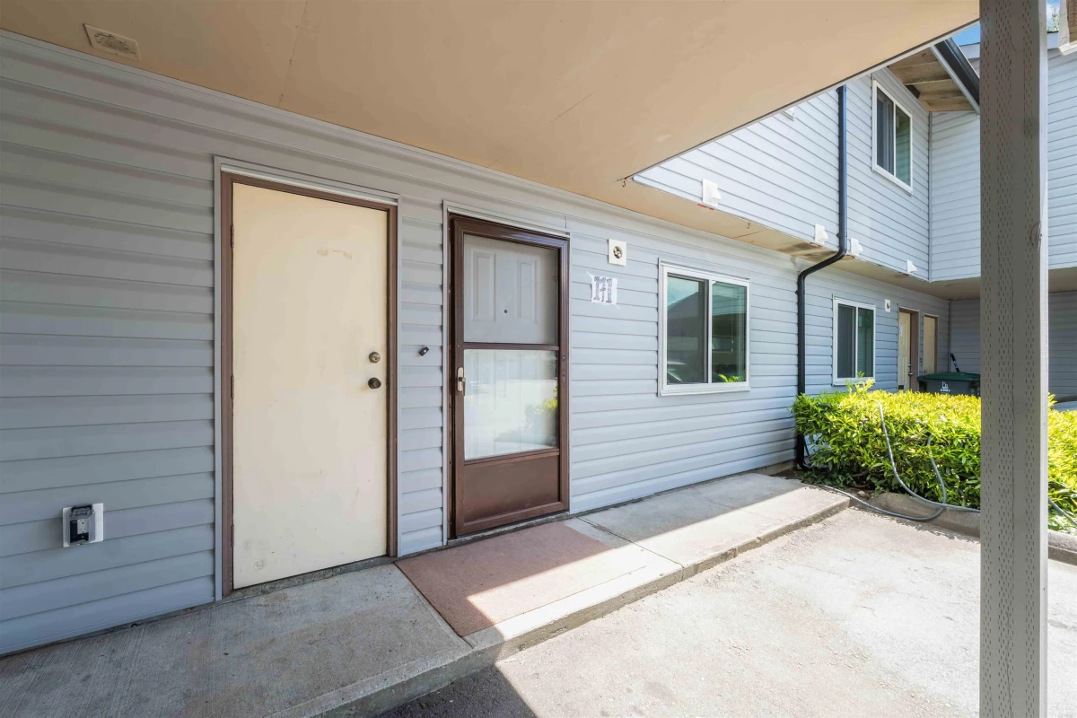 Family Room Photo of 171 7251 140 Street, Surrey, BC