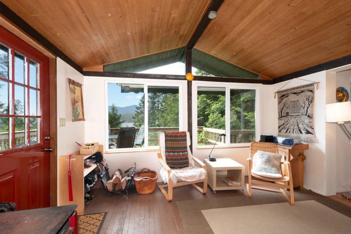 Living Room Photo of 847 Captain's Way, Bowen Island, BC