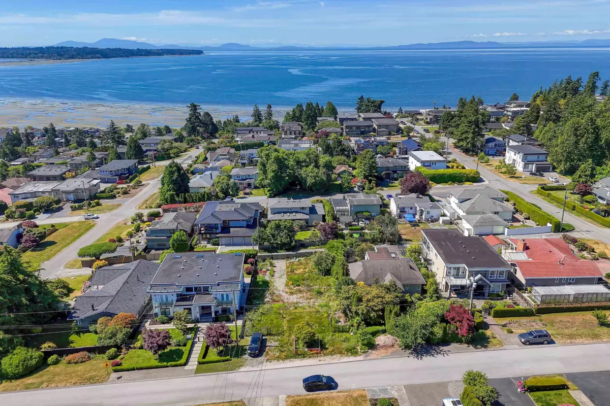 Family Room Photo of 15554 Cliff Avenue, White Rock, BC