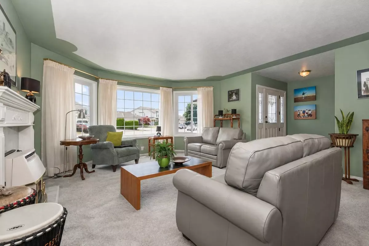 Living Room Photo of 45017 Stratford Place, Chilliwack, BC