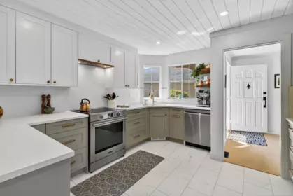 Walk-In Closet Photo of 116 15121 19 Avenue, Surrey, BC