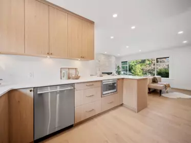 Kitchen Island Photo of 3975 Highland Boulevard, North Vancouver, BC