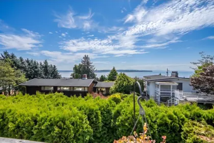 Garden / Landscaping Photo of 1130 Maple Street, White Rock, BC
