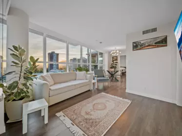 704 125 E 14th Street, North Vancouver, BC, North Vancouver — Apartment/Condo for sale