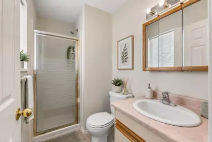 Guest Bathroom Photo of 33554 Mccallum Place, Abbotsford, BC